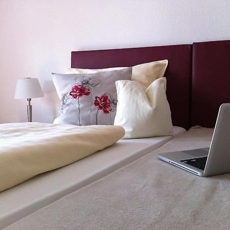 Hotel Am Flugplatz B&B Hockenheim Quarto foto