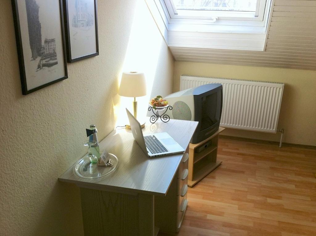 Hotel Am Flugplatz B&B Hockenheim Quarto foto